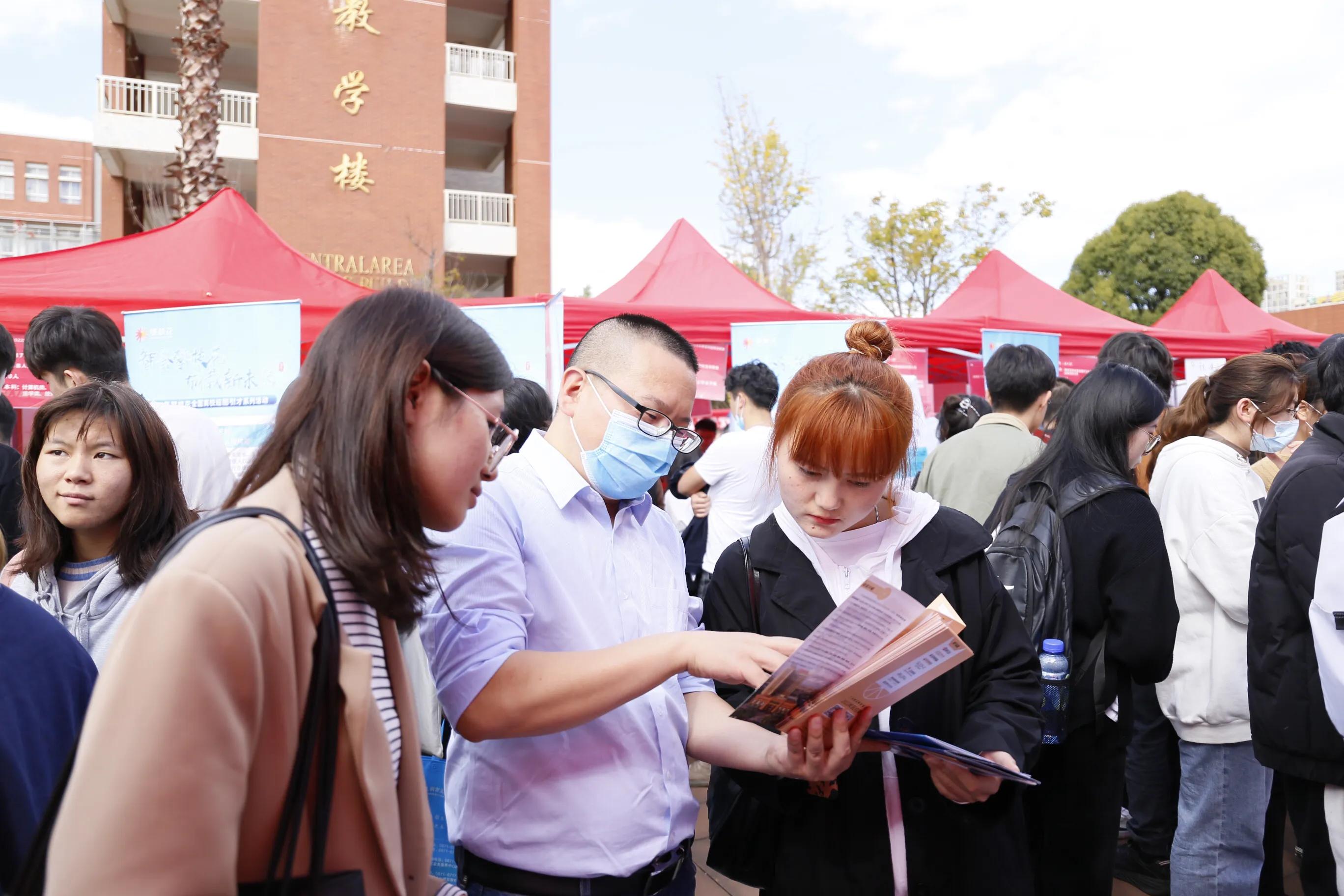 半岛平台举行毕业生秋季双选会